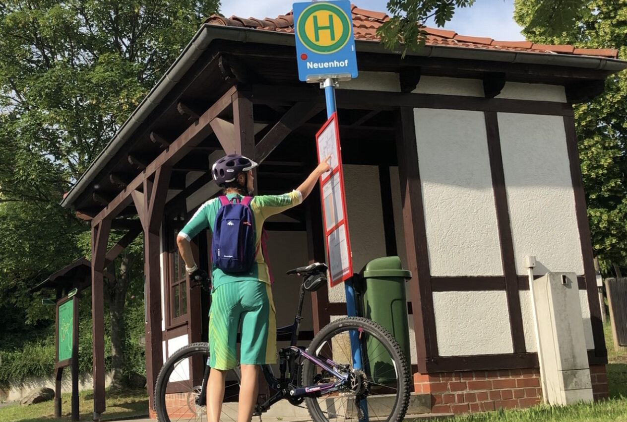 Fahrgast mit Fahrrad wartete an Haltestelle 
