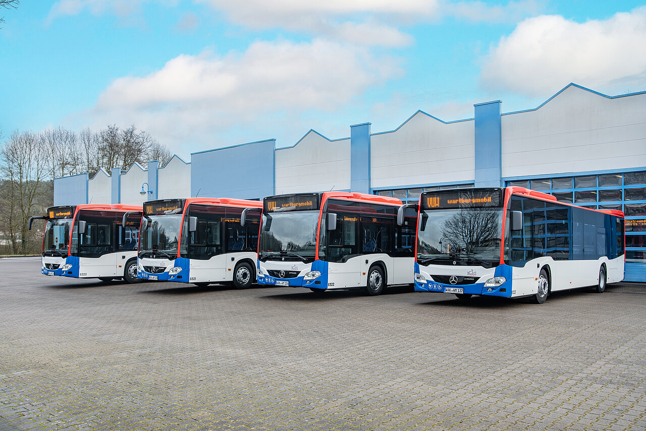 Mehrere Fahrzeuge nebeneinander auf dem Betriebshof in Wutha-Farnroda