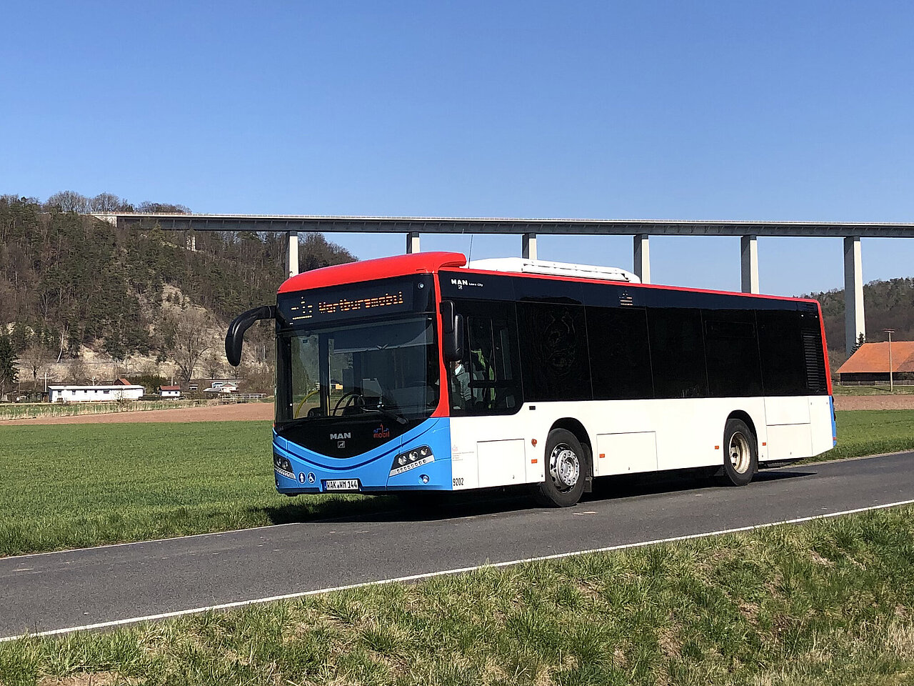 Bus fährt auf einer Landstraße 